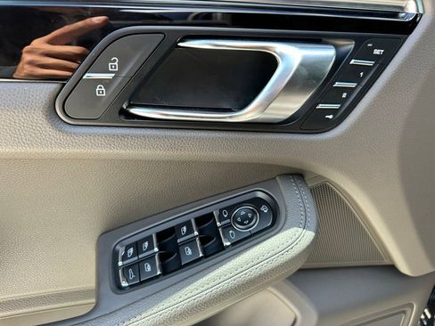 Certified 2023 Porsche Macan AWD/4WD image 17