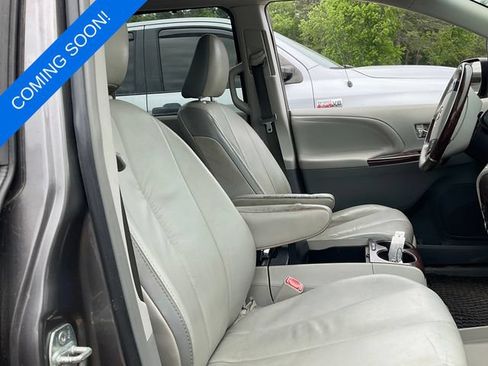 Used 2011 Toyota Sienna Limited w/ Premium Pkg FWD image 7