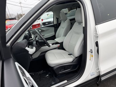 Certified 2025 Ford Explorer Platinum w/ Ultimate Package image 15