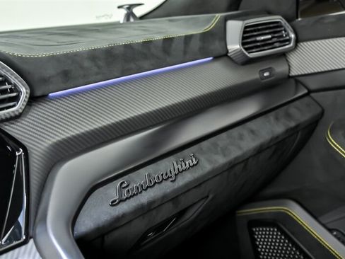 Used 2023 Lamborghini Urus Performante AWD/4WD image 37