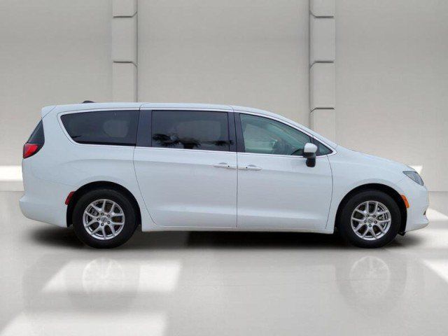 Used 2023 Chrysler Voyager LX FWD image 4