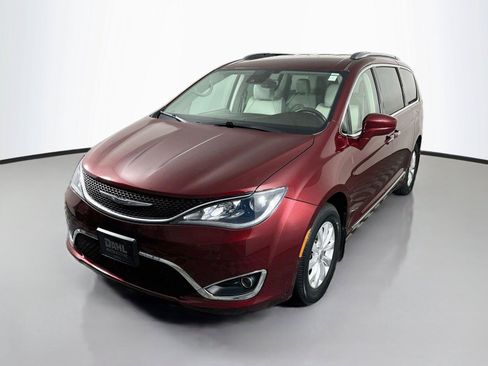 Used 2018 Chrysler Pacifica Touring-L w/ Advanced Safetytec Group FWD image 4