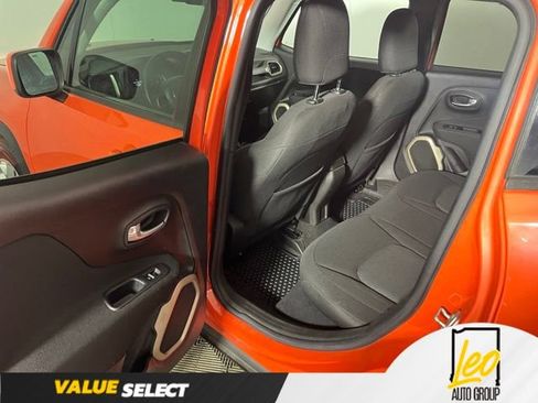 Used 2016 Jeep Renegade Latitude w/ Cold Weather Group FWD image 9