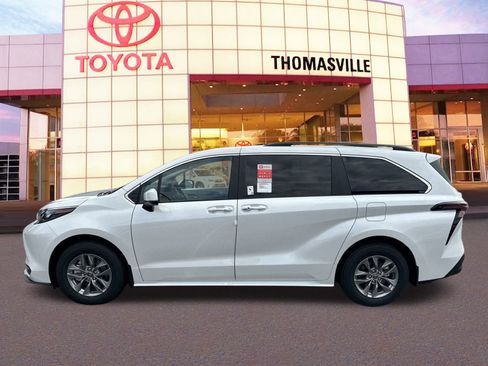 New 2025 Toyota Sienna XLE image 8
