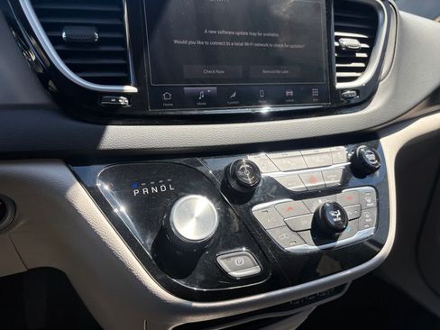 Used 2023 Chrysler Pacifica Touring-L FWD image 15