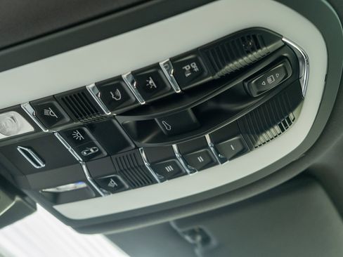 Certified 2026 Porsche Macan AWD/4WD image 32