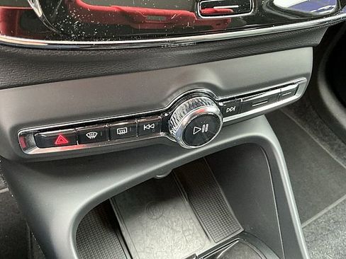 Certified 2025 Volvo XC40 B5 Core image 24