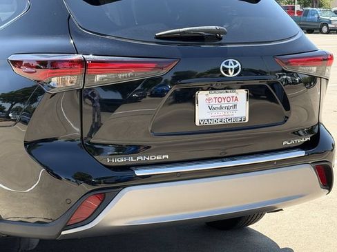 Used 2024 Toyota Highlander Platinum FWD image 6