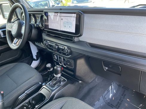 Used 2024 Jeep Wrangler Unlimited Sahara image 8