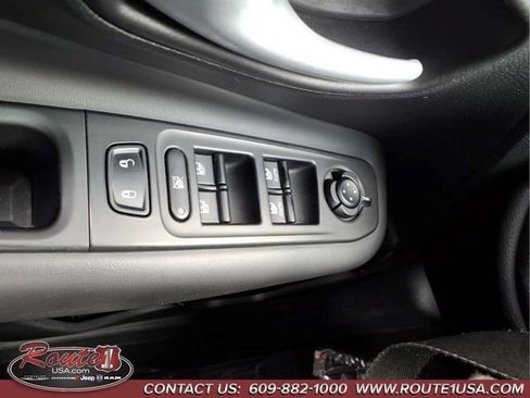 Used 2023 Jeep Renegade Latitude AWD/4WD image 27