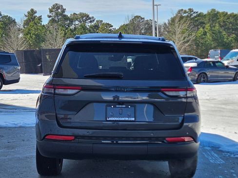 Used 2023 Jeep Grand Cherokee Altitude image 6