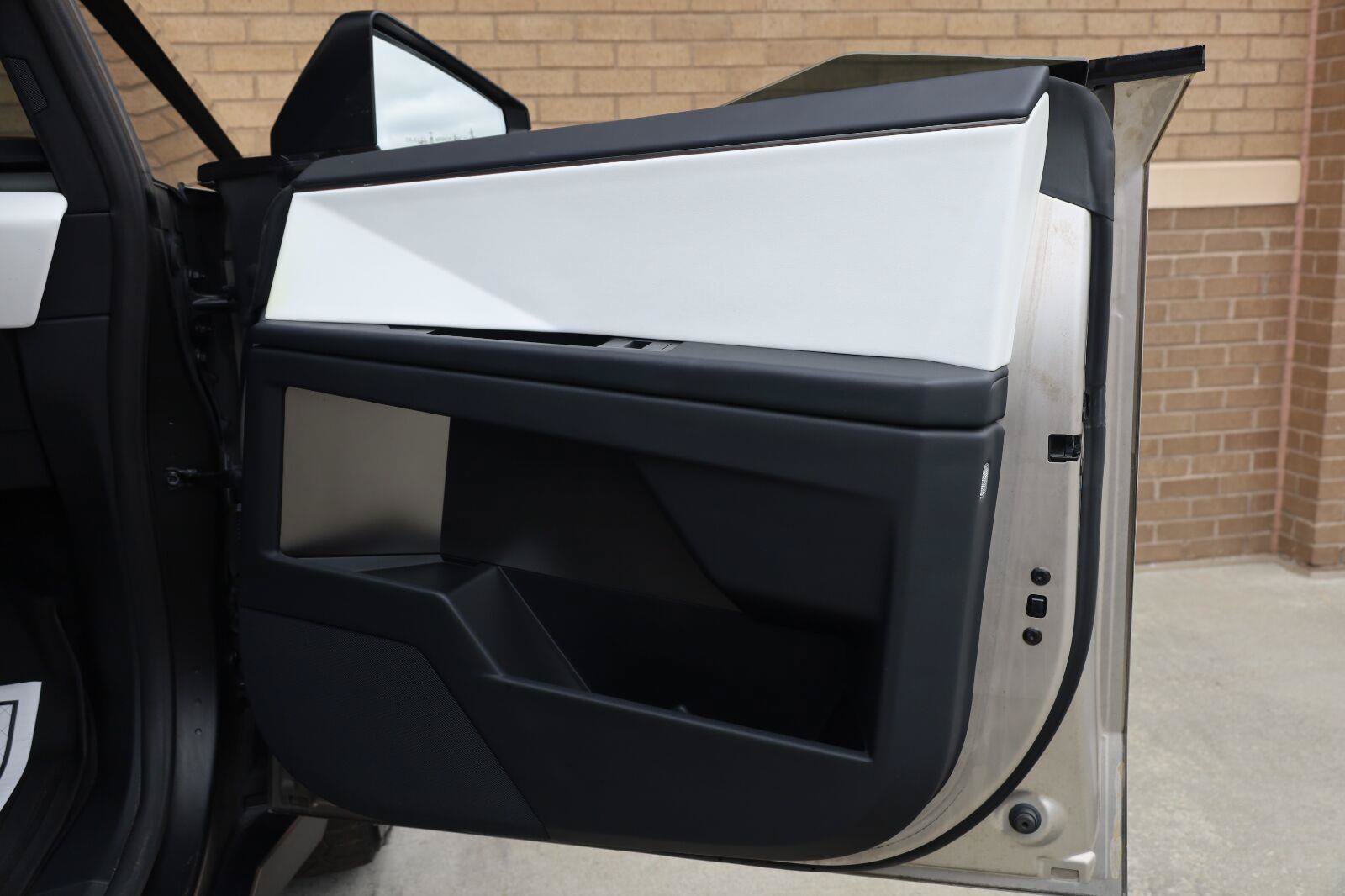 Used 2024 Tesla Cybertruck AWD Crew Cab image 25