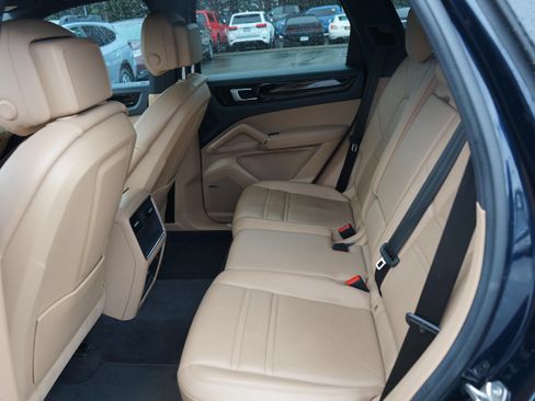 Used 2021 Porsche Cayenne AWD/4WD image 16