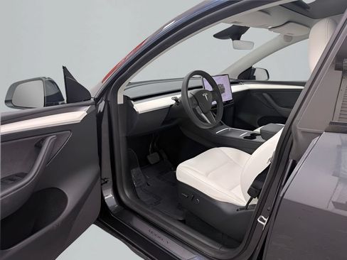 Used 2024 Tesla Model Y Long Range AWD/4WD image 9