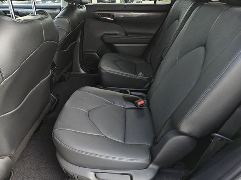 Used 2024 Toyota Highlander Limited FWD image 30