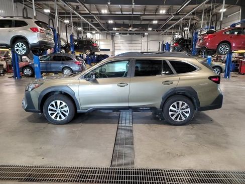 Used 2025 Subaru Outback Premium AWD/4WD image 4