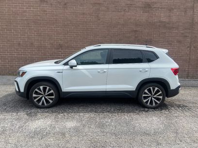 Used 2023 Volkswagen Taos SE w/ Panoramic Sunroof Package
