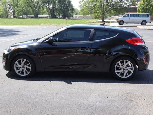Used 2017 Hyundai Veloster FWD image 9