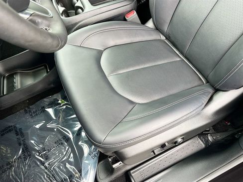 Certified 2025 Chrysler Pacifica Select image 18