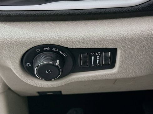 Certified 2024 Chrysler Pacifica Touring-L image 17