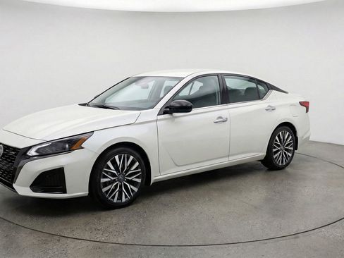 Used 2025 Nissan Altima 2.5 SV FWD image 3