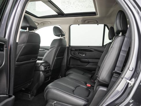 Used 2025 Honda Pilot Touring image 18