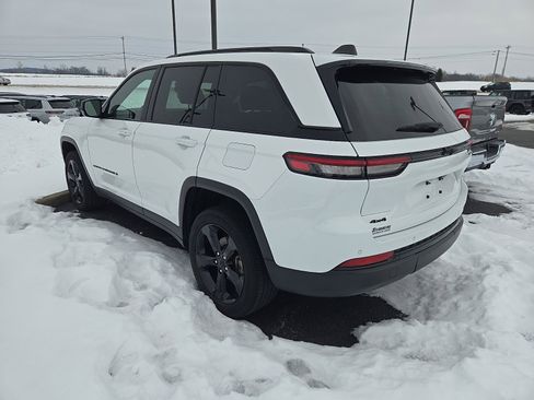 Used 2023 Jeep Grand Cherokee Altitude image 3