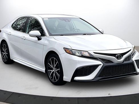 Used 2023 Toyota Camry SE image 2