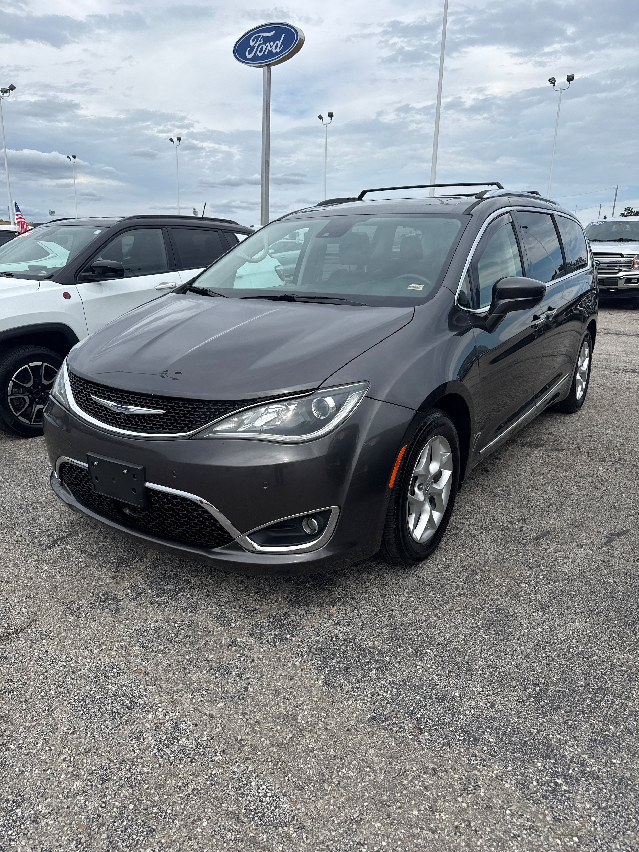 Used 2018 Chrysler Pacifica Touring-L Plus w/ Advanced Safetytec Group FWD image 2