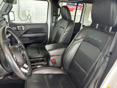 Used 2018 Jeep Wrangler Unlimited Sahara w/ Cold Weather Group AWD/4WD image 4
