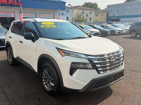 Used 2024 Nissan Rogue S AWD/4WD image 2