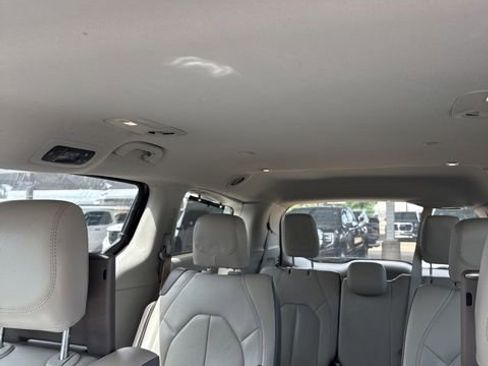 Used 2018 Chrysler Pacifica Touring-L Plus w/ Advanced Safetytec Group FWD image 8