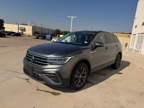 Used 2024 Volkswagen Tiguan SE image 3