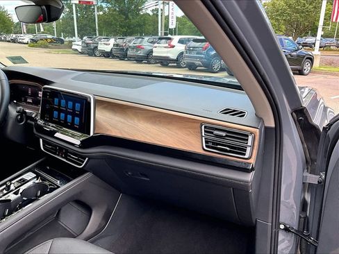 Used 2025 Volkswagen Atlas SE AWD/4WD image 13