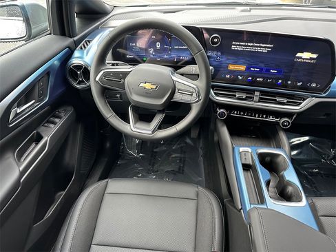 New 2026 Chevrolet Equinox EV LT image 17