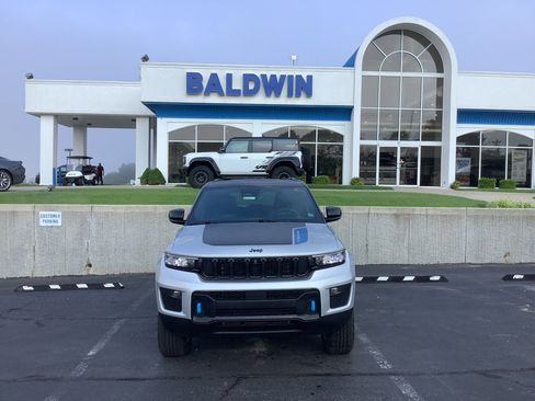 Used 2022 Jeep Grand Cherokee Trailhawk AWD/4WD image 2