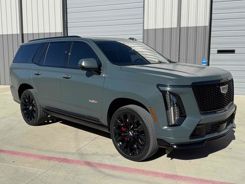 Used 2025 Cadillac Escalade V w/ LPO, ONYX Package image 32