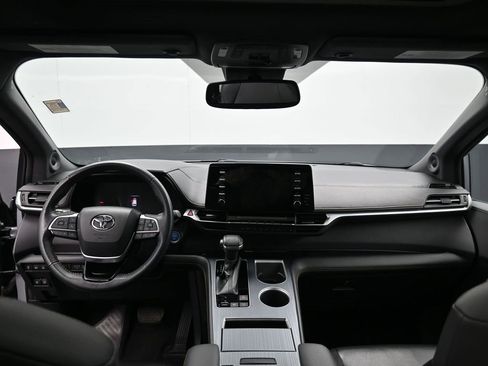 Used 2022 Toyota Sienna XLE Woodland Edition image 29