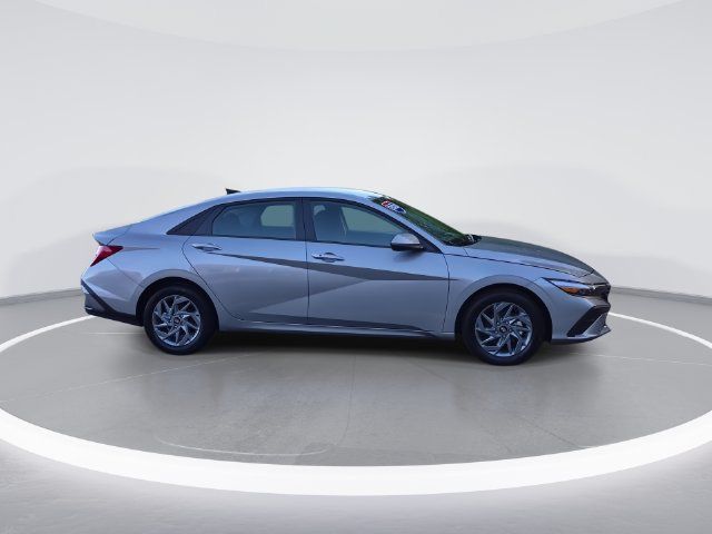 Used 2026 Hyundai Elantra Hybrid FWD image 9