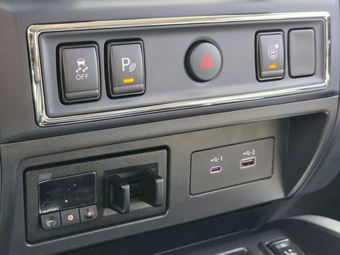 Used 2024 Nissan Titan SV w/ SV Convenience Package image 29