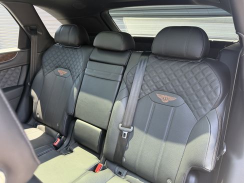 Used 2022 Bentley Bentayga AWD/4WD image 16