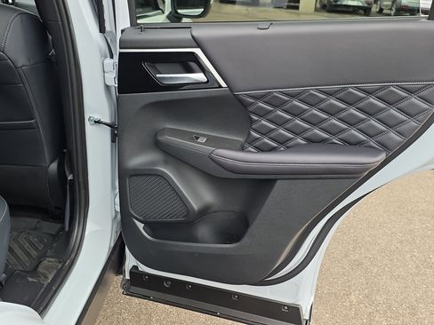 New 2025 Mitsubishi Outlander SEL image 29