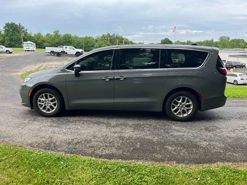 Used 2024 Chrysler Pacifica Touring-L FWD image 6