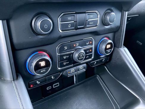 Used 2024 Chevrolet Tahoe Z71 w/ Luxury Package image 33