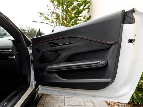 Used 2025 Aston Martin V8 Vantage Coupe image 57