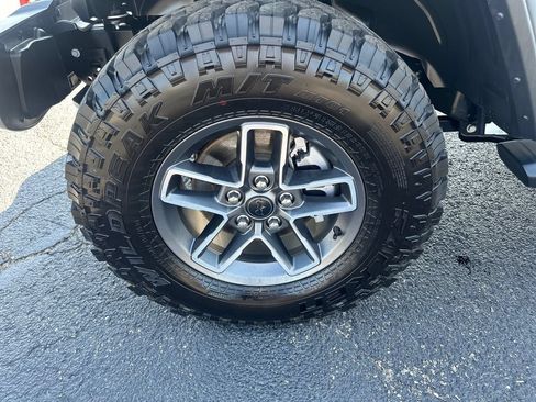 Used 2025 Jeep Gladiator Mojave w/ Convenience Group AWD/4WD image 6