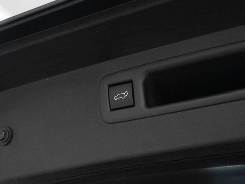 Used 2023 Toyota Highlander XLE FWD image 28