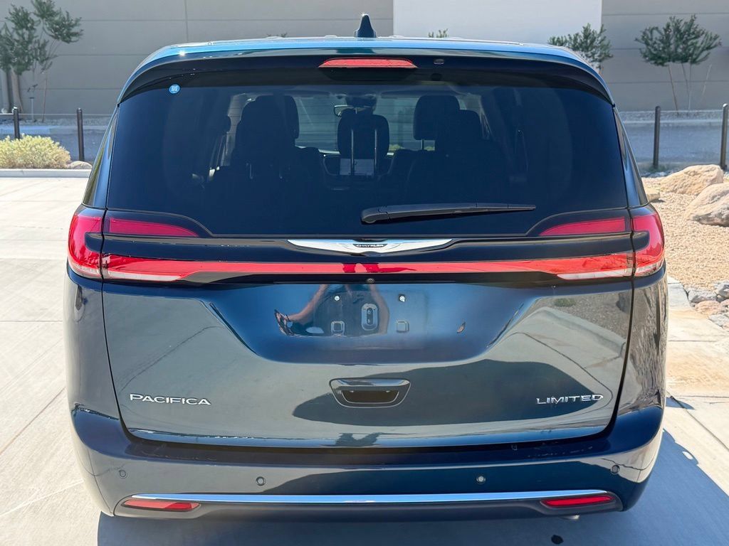 Used 2024 Chrysler Pacifica Limited w/ Uconnect Theater Family Group FWD image 16