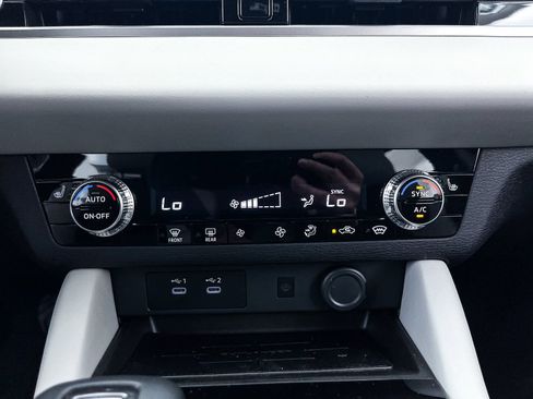 New 2025 Mitsubishi Outlander SE image 18