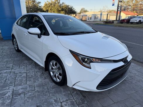 Used 2025 Toyota Corolla LE image 5